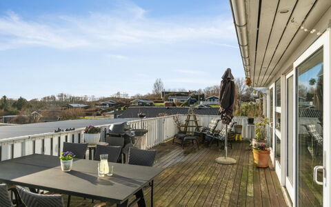 Sylvia - 450M from the Sea: Tag, Hjem, Dør, Sommerhus, Skygge, Sidespor, Gård, Estate, Backyard