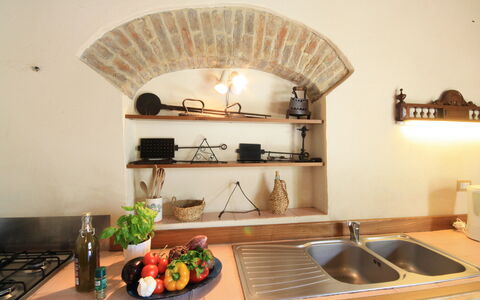 Podere Le Muricce: Køkkenvask, Ejendom, Håndvask, Countertop, Tap, Cabinetry, Køkken, Komfur, Træ, Indretning