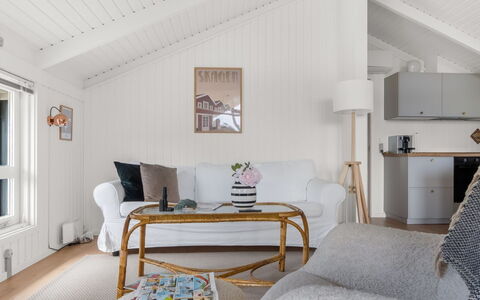 Santeri - 180M from the Sea: Møbel, Indretning, Couch, Stue, Loft, Gulvbelægning, Etage, Værelse, Hjem, Belysning