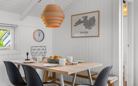 Santeri - 180M from the Sea: Møbel, Gulvbelægning, Indretning, Træ, Etage, Bord, Køkken & Spisebord, Trægulve, Stol, Spisestue