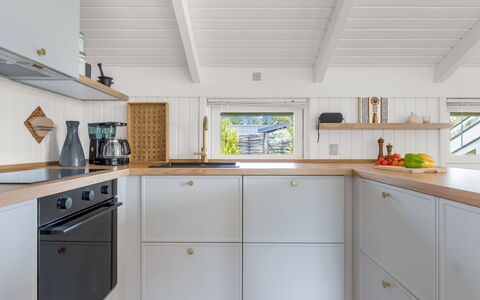 Santeri - 180M from the Sea: Træ, Gulvbelægning, Køkken, Countertop, Indretning, Cabinetry, Loft, Etage, Sanitærarmatur, Køkkenvask