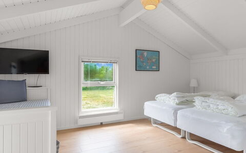 Santeri - 180M from the Sea: Træ, Loft, Indretning, Etage, Gulvbelægning, Soveværelse, Seng, Møbel, Hjem, Bed Frame