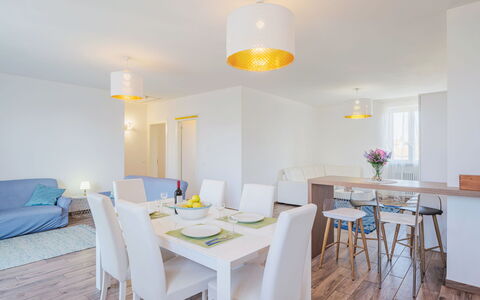 La Casa dei Limoni di Valeria: Bord, Møbel, Ejendom, Stol, Træ, Orange, Indretning, Etage, Gulvbelægning