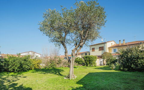La Casa dei Limoni di Valeria: Himmel, Plante, Daytime, Naturlige Landskab, Bygning, Træ, Land Lot, Sollys, Græs, Kvarter