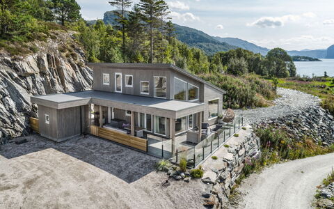 Hildebu: Himmel, Sky, Plante, Bygning, Ejendom, Bjerg, Vindue, Hus, Træ, Land Lot