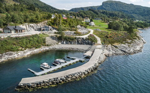 Hildebu: Vand, Bjerg, Båd, Himmel, Sky, Vandfartøjer, Naturlige Landskab, Coastal Og Oceaniske Landskabsformer, Sø, Bank