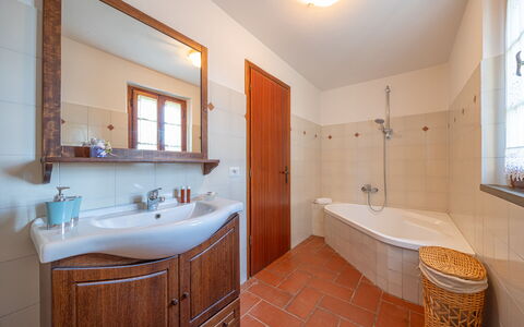 Villa Marconi: Tap, Spejl, Sanitærarmatur, Håndvask, Badekar, Badeværelsesskab, Azure, Bygning, Cabinetry, Badeværelse