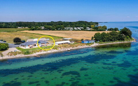 Volmar - 10M from the Sea: Blå, Busk, Sommerhus, Bunddække, Have, Estate, Skygge, Landscaping, Stuehus, Eco Hotel