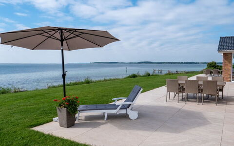 Volmar - 10M from the Sea: Blå, Busk, Sommerhus, Bunddække, Have, Estate, Skygge, Landscaping, Stuehus, Eco Hotel