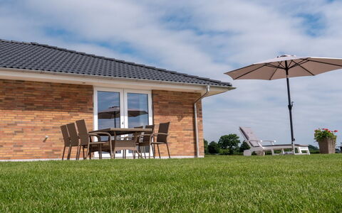 Volmar - 10M from the Sea: Blå, Busk, Sommerhus, Bunddække, Have, Estate, Skygge, Landscaping, Stuehus, Eco Hotel