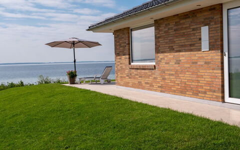 Volmar - 10M from the Sea: Blå, Busk, Sommerhus, Bunddække, Have, Estate, Skygge, Landscaping, Stuehus, Eco Hotel