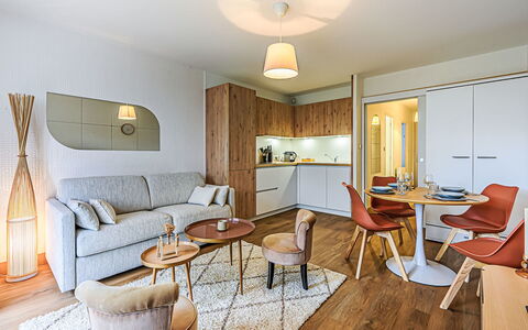 La Chouetterie: Møbel, Indretning, Gulvbelægning, Etage, Værelse, Træ, Loft, Couch, Stue, Bord