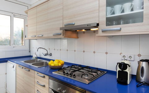 Can Can Grau: Countertop, Cabinetry, Ejendom, Køkkenvask, Komfur, Bordservice, Blå, Gaskomfur, Tap, Køkken Apparat