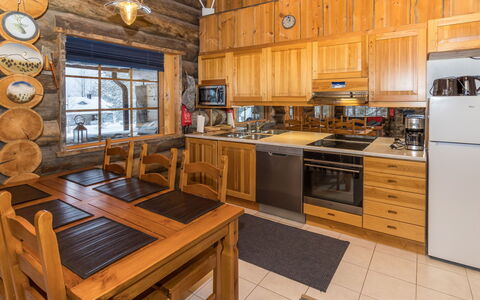 Kelovalta 1B: Træ, Køkken, Sommerhus, Hjem, Loft, Bejdse, Bjælkehytte, Countertop, Hårdttræ, Køkken & Spisebord