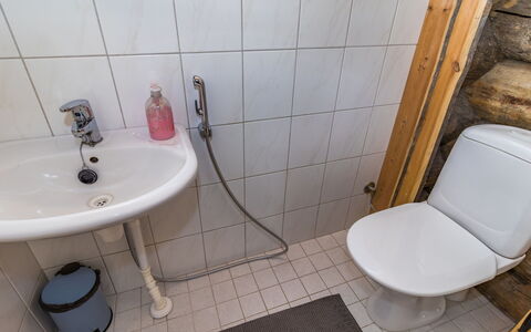 Kelovalta 1B: Badeværelse, Toiletbræt, Sanitærarmatur, Toilet, Badeværelsesvask, Håndvask, Gulvbelægning, Etage, Tap, Vvs