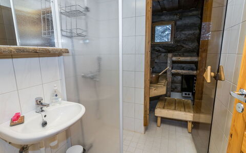 Kelovalta 1B: Gulvbelægning, Etage, Træ, Indretning, Værelse, Sanitærarmatur, Møbel, Vvs, Badeværelse, Loft