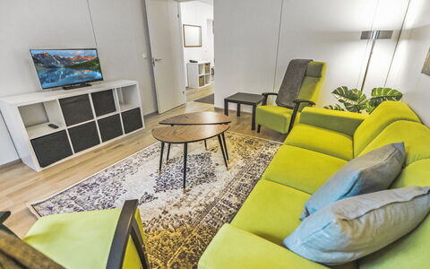 Mäntyranta 1: Møbel, Indretning, Gulvbelægning, Etage, Couch, Værelse, Loft, Stue, Belysning