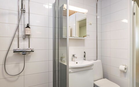 Mäntyranta 4: Svømmepøl, Udvej, Udendørs Møbler, Design, Skygge, Landscaping, Hotel, Water Feature, Eco Hotel