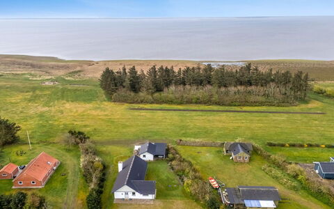 Moreen - 200M to the Fjord: Møbel, Indretning, Gulvbelægning, Etage, Loft, Værelse, Stol, Bord, Lejlighed, Køkken & Spisebord