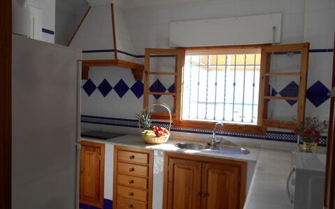 Apartamento Playa De Regla: Cabinetry, Ejendom, Møbel, Køkkenvask, Håndvask, Tap, Countertop, Vindue, Træ, Køkken