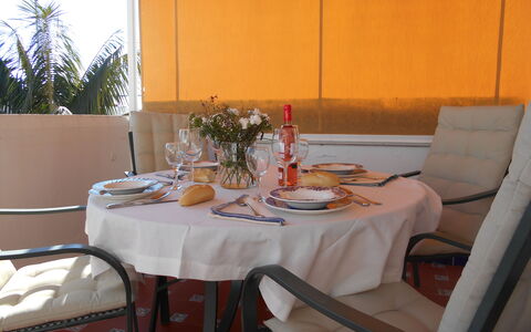 Apartamento Playa De Regla: Bordservice, Bord, Møbel, Ejendom, Stol, Tallerkner, Dug, Textile, Plade, Indretning
