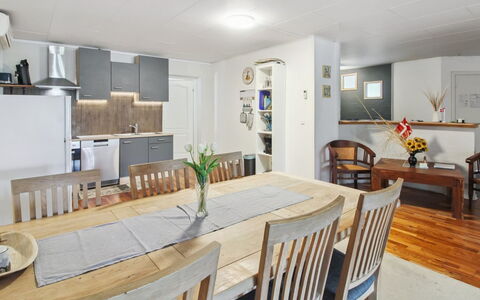 Ilsabe - 25Km from the Sea: Møbel, Gulvbelægning, Indretning, Etage, Træ, Loft, Spisestue, Køkken & Spisebord, Bord, Trægulve