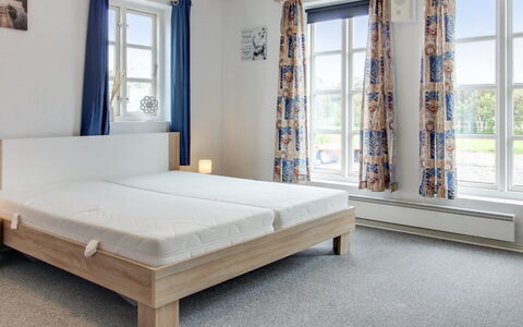 Ilsabe - 25Km from the Sea: Seng, Soveværelse, Træ, Gulvbelægning, Etage, Møbel, Indretning, Bed Frame, Belysning, Sengetøj