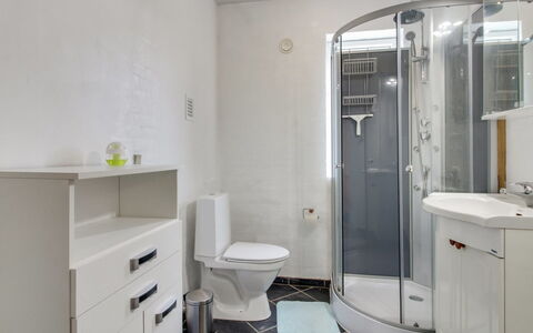 Ilsabe - 25Km from the Sea: Væg, Sanitærarmatur, Gulvbelægning, Indretning, Etage, Håndvask, Toilet, Badeværelse, Loft, Badeværelsesvask
