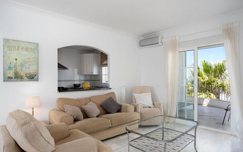 Las Brisas Estepona Golf: Møbel, Indretning, Gulvbelægning, Couch, Etage, Hjem, Loft, Stue, Lejlighed, Bord