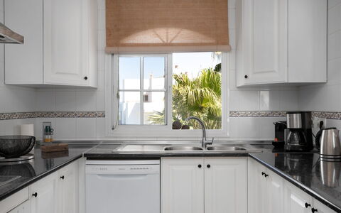 Las Brisas Estepona Golf: Køkken, Countertop, Indretning, Køkken Apparat, Cabinetry, Køkkenvask, Håndvask, Gulvbelægning, Sanitærarmatur, Hjem