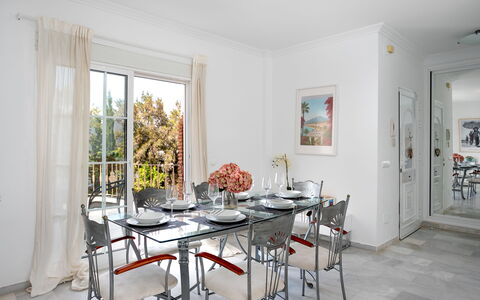 Las Brisas Estepona Golf: Møbel, Stol, Bord, Indretning, Gulvbelægning, Køkken & Spisebord, Spisestue, Etage, Hjem, Værelse