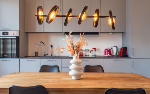 Vercana 110: Bord, Cabinetry, Countertop, Ejendom, Møbel, Køkken, Tap, Træ, Belysning, Indretning