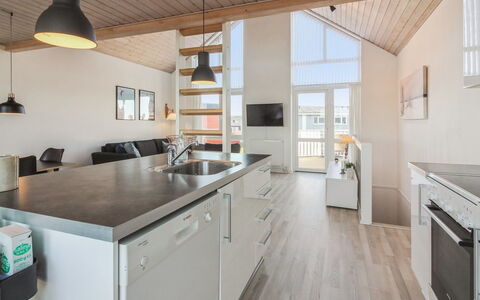 Truls - 700M from the Sea: Køkken, Countertop, Træ, Gulvbelægning, Loft, Indretning, Etage, Møbel, Cabinetry, Trægulve