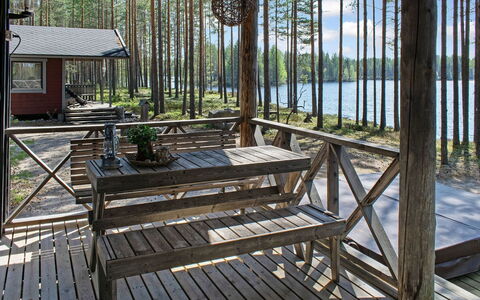 Kultahiekka: Træ, Veranda, Dæk, Hårdttræ, Skygge, Planke, Udendørs Struktur, Udendørs Bord, Bejdse, Naturmateriale
