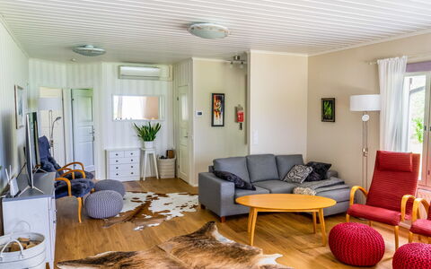 Villa Kuorinka: Møbel, Indretning, Gulvbelægning, Etage, Træ, Couch, Stue, Loft, Værelse, Trægulve