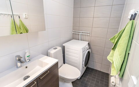 Lumpeenranta: Gulvbelægning, Sanitærarmatur, Etage, Toiletbræt, Indretning, Toilet, Badeværelsesskab, Håndvask, Vaskemaskine, Badeværelse