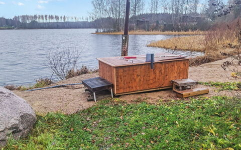 Ketunkolo: Møbel, Indretning, Gulvbelægning, Etage, Bord, Loft, Køkken & Spisebord, Belysning, Stol, Hjem