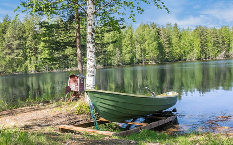Huvikumpu: Møbel, Indretning, Gulvbelægning, Etage, Bord, Loft, Køkken & Spisebord, Belysning, Stol, Hjem