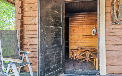 Huvikumpu: Møbel, Indretning, Gulvbelægning, Etage, Bord, Loft, Køkken & Spisebord, Belysning, Stol, Hjem
