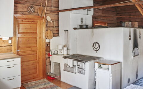 Laattajan Hirsipirtti: Træ, Køkken, Køkken Apparat, Større Bandage, Værelse, Cabinetry, Countertop, Komfur, Loft, Komfur