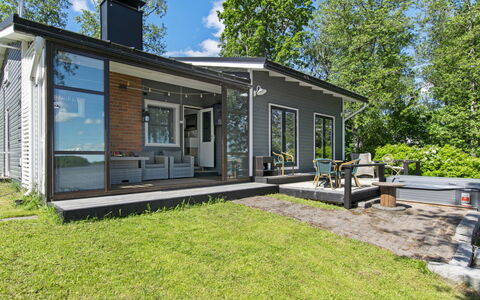 Liisan Ranta: Udendørs Møbler, Busk, Hus, Udendørs Bord, Møbel, Hjem, Have, Lawn, Backyard, Estate