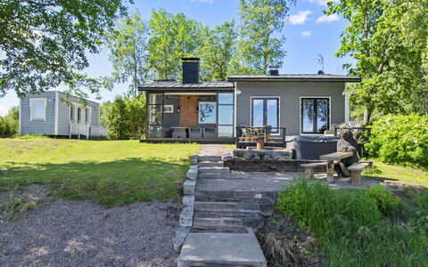 Liisan Ranta: Udendørs Møbler, Busk, Hus, Udendørs Bord, Møbel, Hjem, Have, Lawn, Backyard, Estate