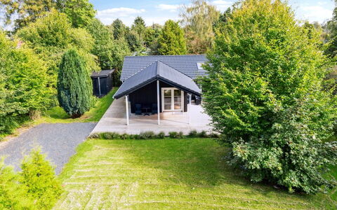 Loviisa - 850M from the Sea: Møbel, Indretning, Gulvbelægning, Etage, Loft, Værelse, Stol, Bord, Lejlighed, Køkken & Spisebord