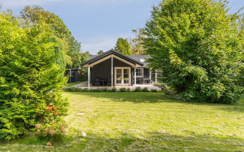 Loviisa - 850M from the Sea: Møbel, Indretning, Gulvbelægning, Etage, Loft, Værelse, Stol, Bord, Lejlighed, Køkken & Spisebord