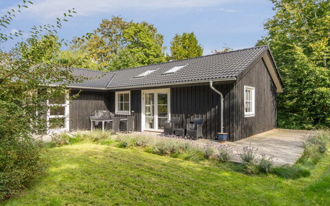 Loviisa - 850M from the Sea: Møbel, Indretning, Gulvbelægning, Etage, Loft, Værelse, Stol, Bord, Lejlighed, Køkken & Spisebord