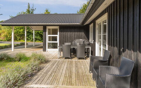 Loviisa - 850M from the Sea: Møbel, Indretning, Gulvbelægning, Etage, Loft, Værelse, Stol, Bord, Lejlighed, Køkken & Spisebord