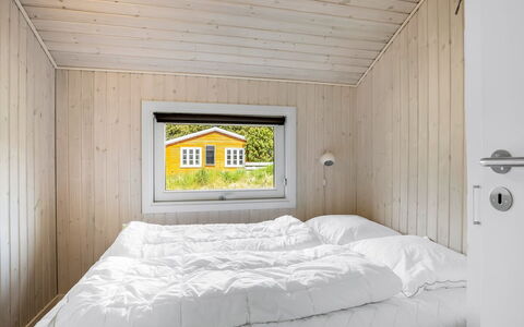 Ubbe - 800M from the Sea: Træ, Soveværelse, Hjem, Seng, Loft, Hårdttræ, Planke, Bejdse, Sengetøj, Bjælkehytte