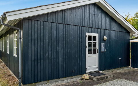 Niyazi - 770M from the Sea: Træ, Dør, Sidespor, Tag, Hjem, Kompositmateriale, Sommerhus, Hårdttræ, Planke, Skur