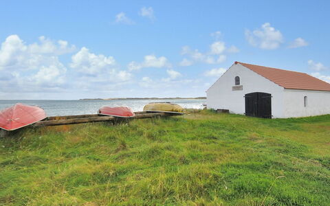 Analia - 300M to the Fjord: Møbel, Indretning, Couch, Gulvbelægning, Etage, Stue, Værelse, Bord, Stol, Lejlighed