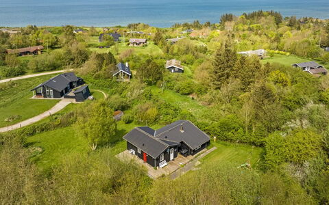 Analia - 300M to the Fjord: Møbel, Indretning, Couch, Gulvbelægning, Etage, Stue, Værelse, Bord, Stol, Lejlighed